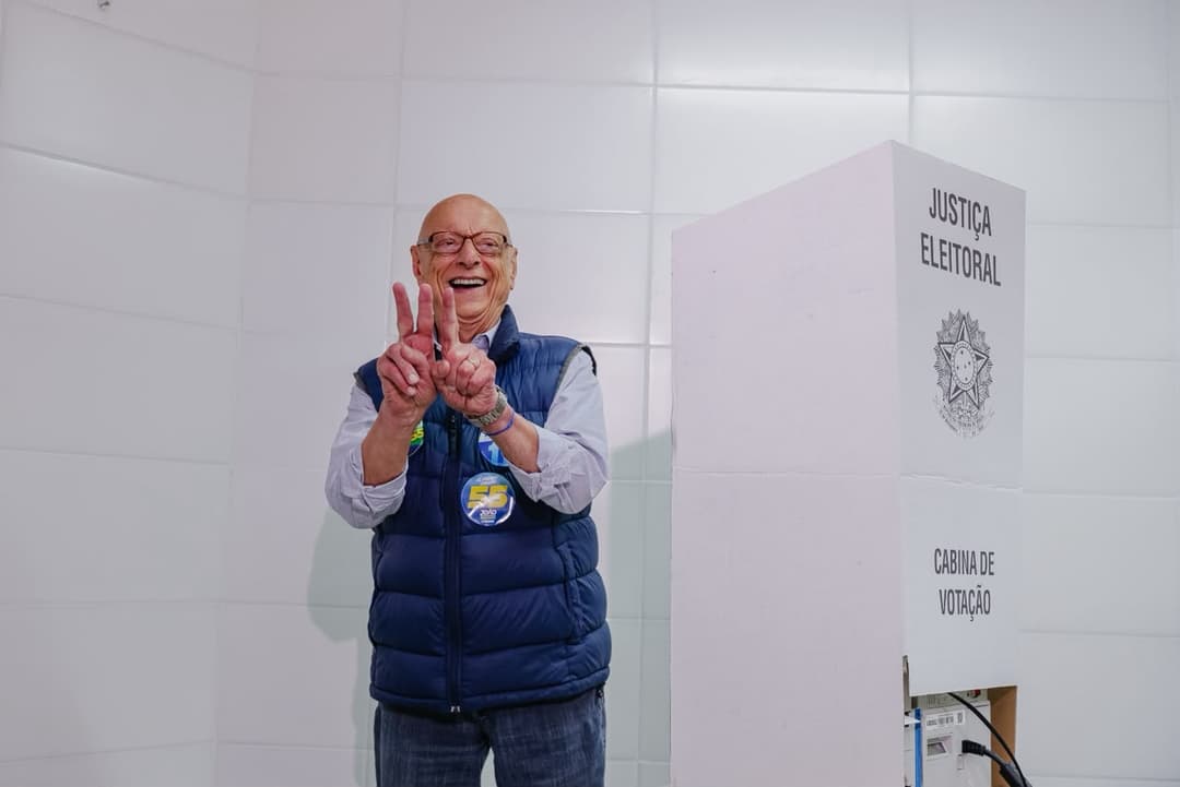 Esperidião Amin vota em Florianópolis no primeiro turno das Eleições 2026
