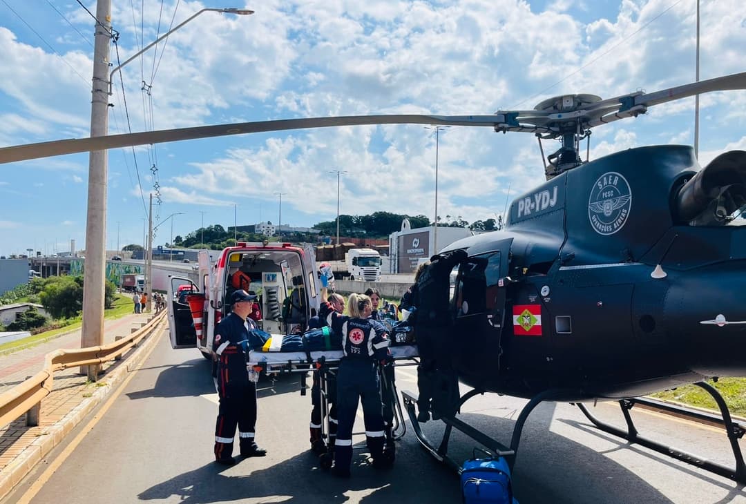 Motociclista colide em carrinho de mão e fica gravemente ferido 