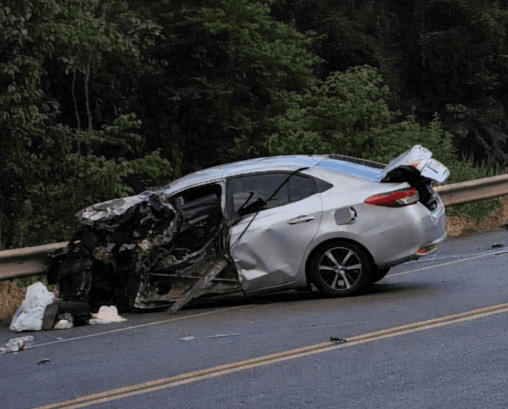 Automóvel fica destruído em colisão entre Saudades e Pinhalzinho