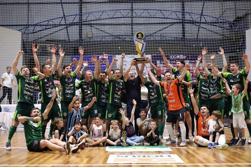 Equipe saudadense comemorando o título (Foto por Vinicius Rigo)