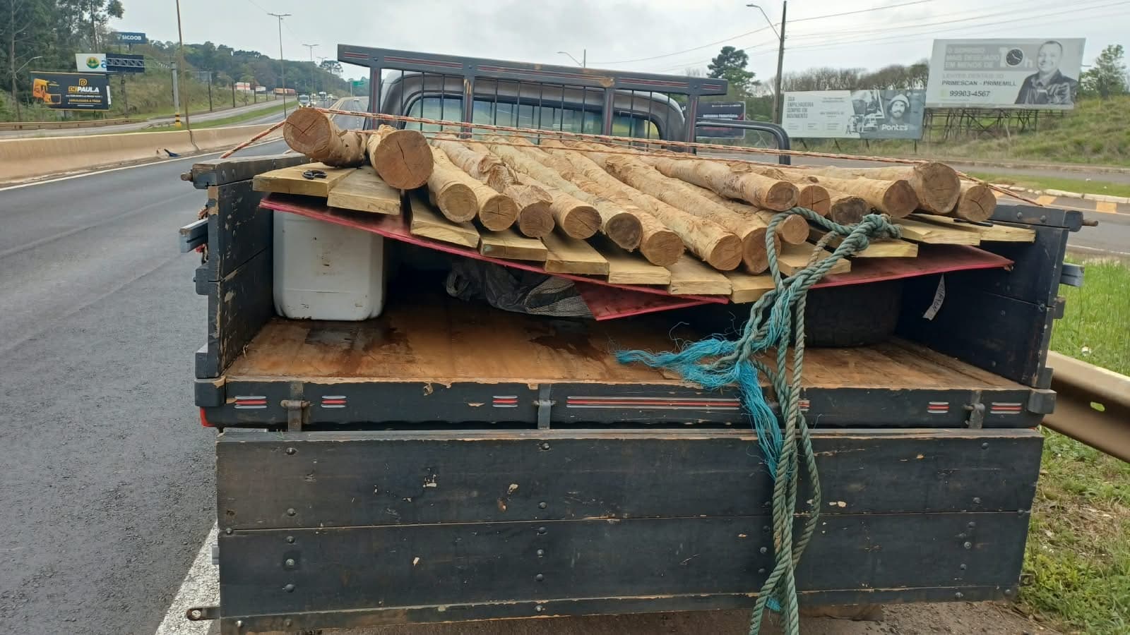 Carga estava escondida sob toras e tábuas de madeira em uma caminhonete abordada na BR-480 (Foto por Divulgação)