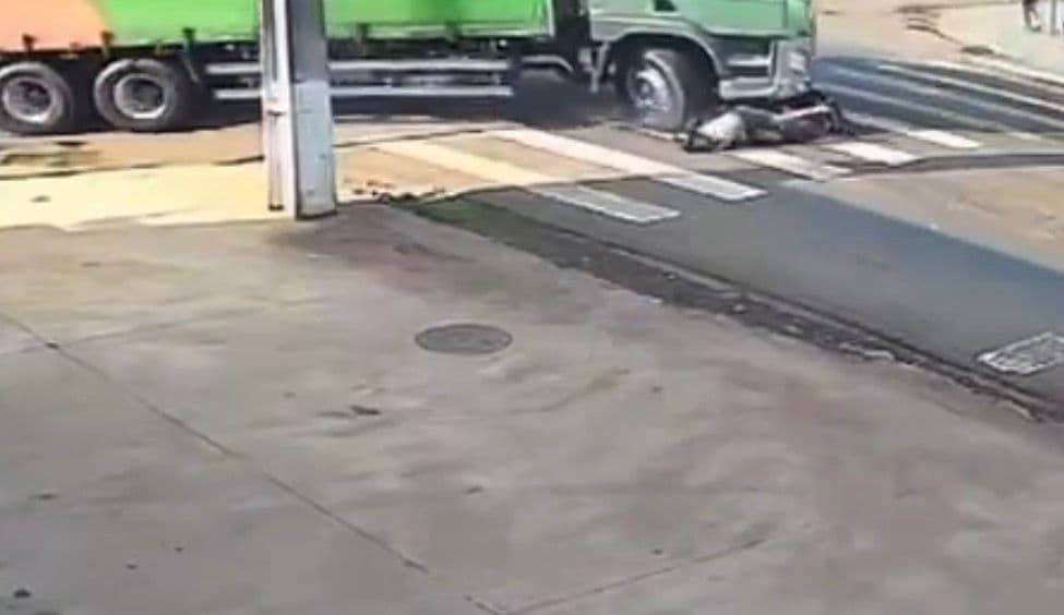 Idosa escapou por pouco de ser esmagada (Foto por Divulgação)