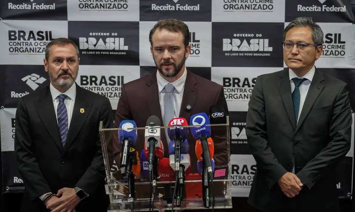 Brasil e EUA firmam acordo para combater tráfico internacional de armas e drogas