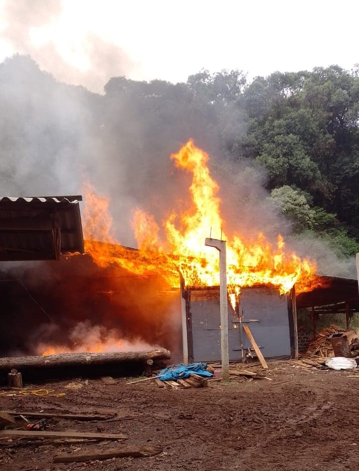 Parte de madeireira é destruída por incêndio em Pinhalzinho