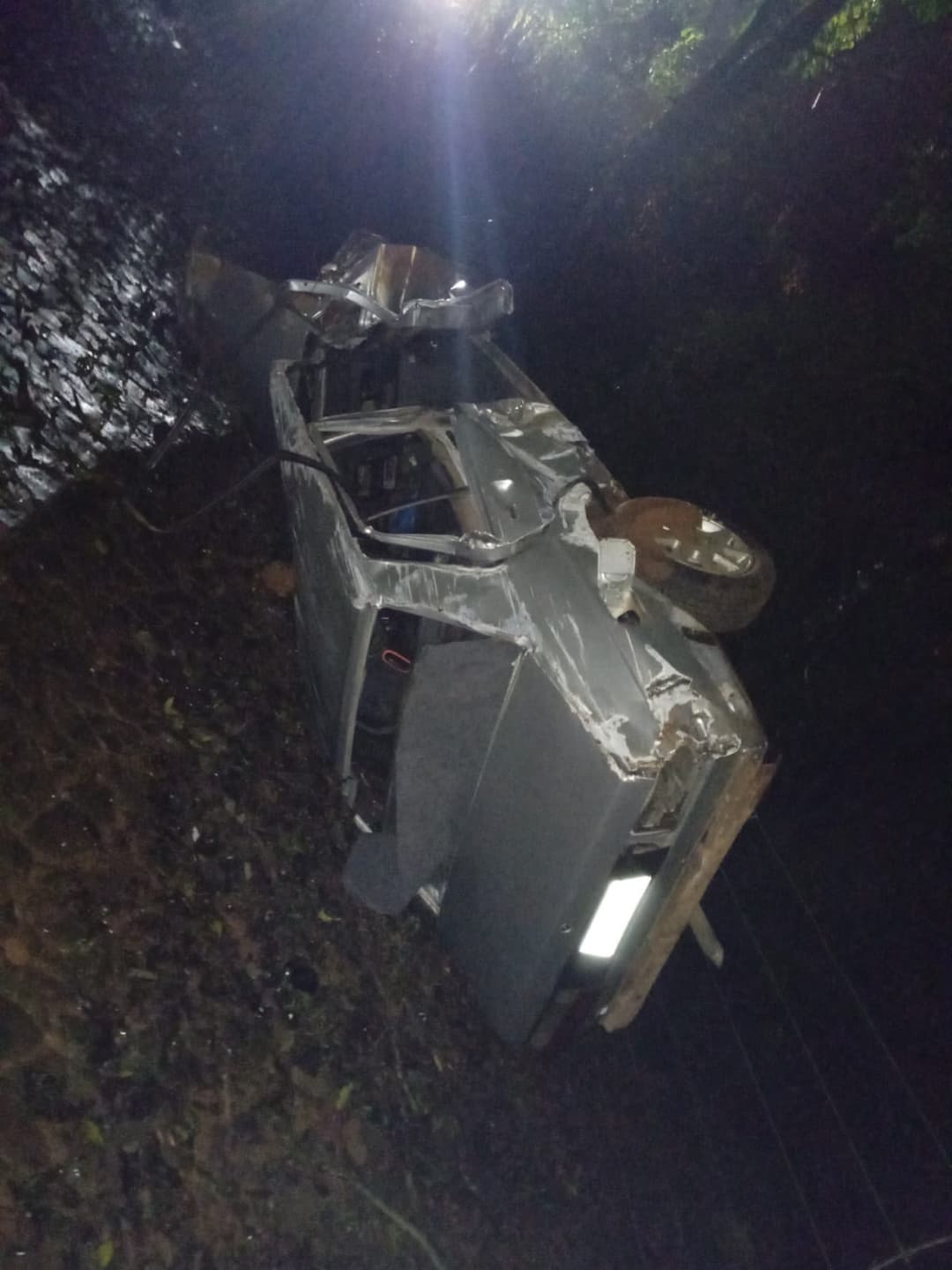 Homem fica inconsciente após veículo sair da pista e capotar na SC-283