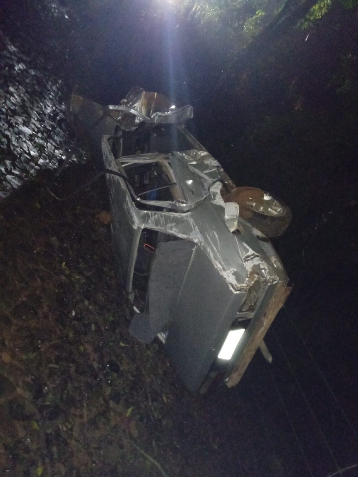 Morador alertou os bombeiros sobre veículo capotado às margens da SC-283 (Foto por Divulgação CBM)