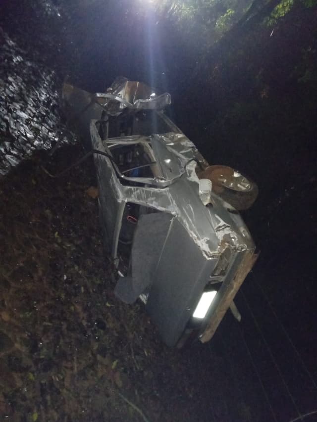 Homem fica inconsciente após veículo sair da pista e capotar na SC-283