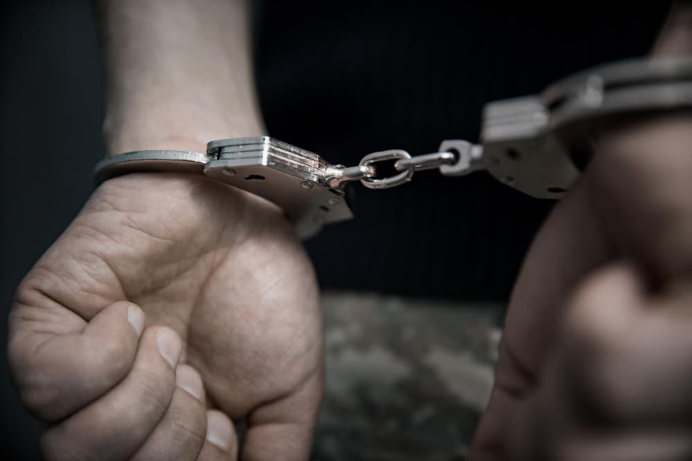 Suspeito é detido por violência doméstica após retornar a residência em São Carlos