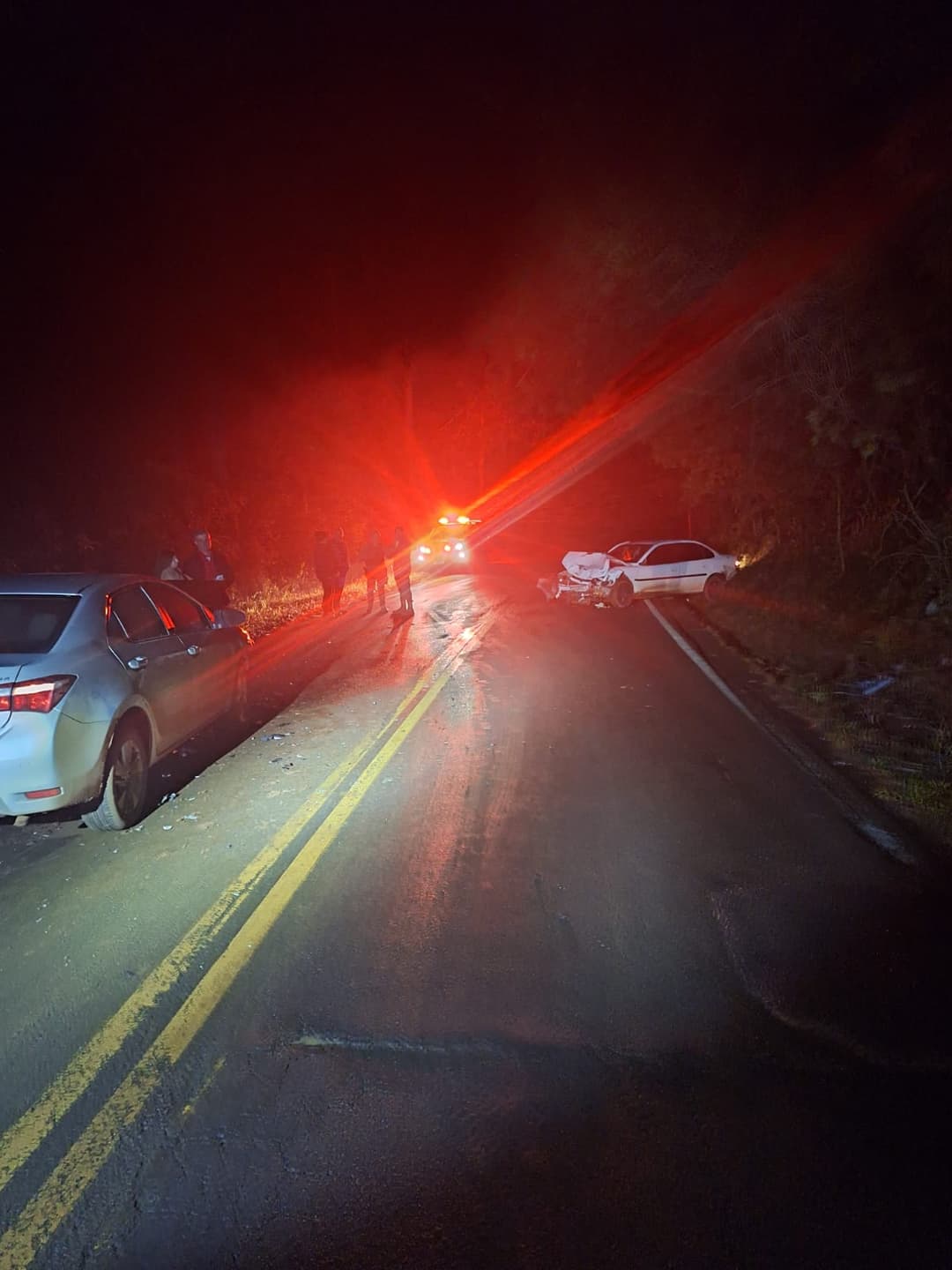 Motorista com sinais de embriaguez invade pista contrária, provoca colisão frontal