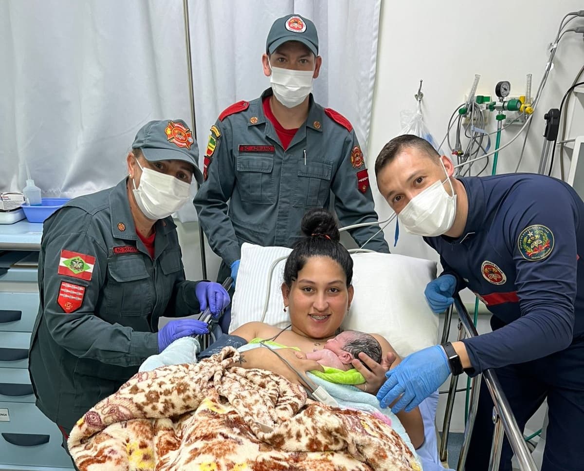Socorristas ajudaram no nascimento da criança (Foto por Corpo de Bombeiros)
