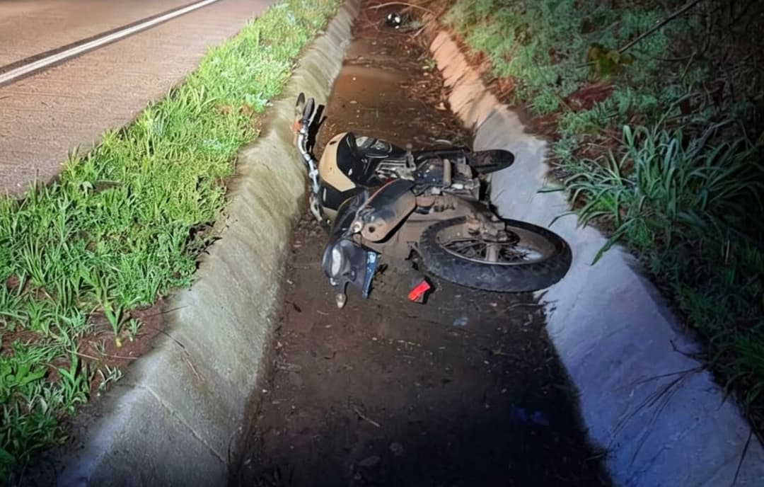 Motociclista sofre ferimentos graves em Modelo