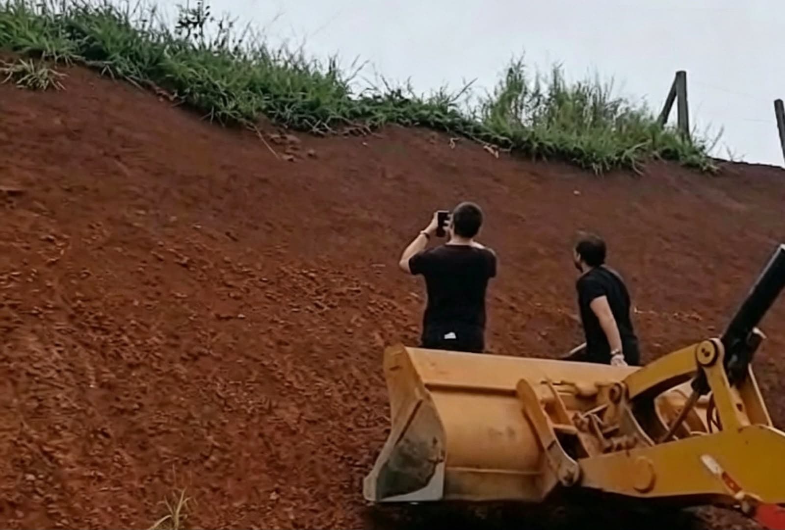 Polícia usou retroescavadeira para chegar próximo ao local (Foto por Divulgação)