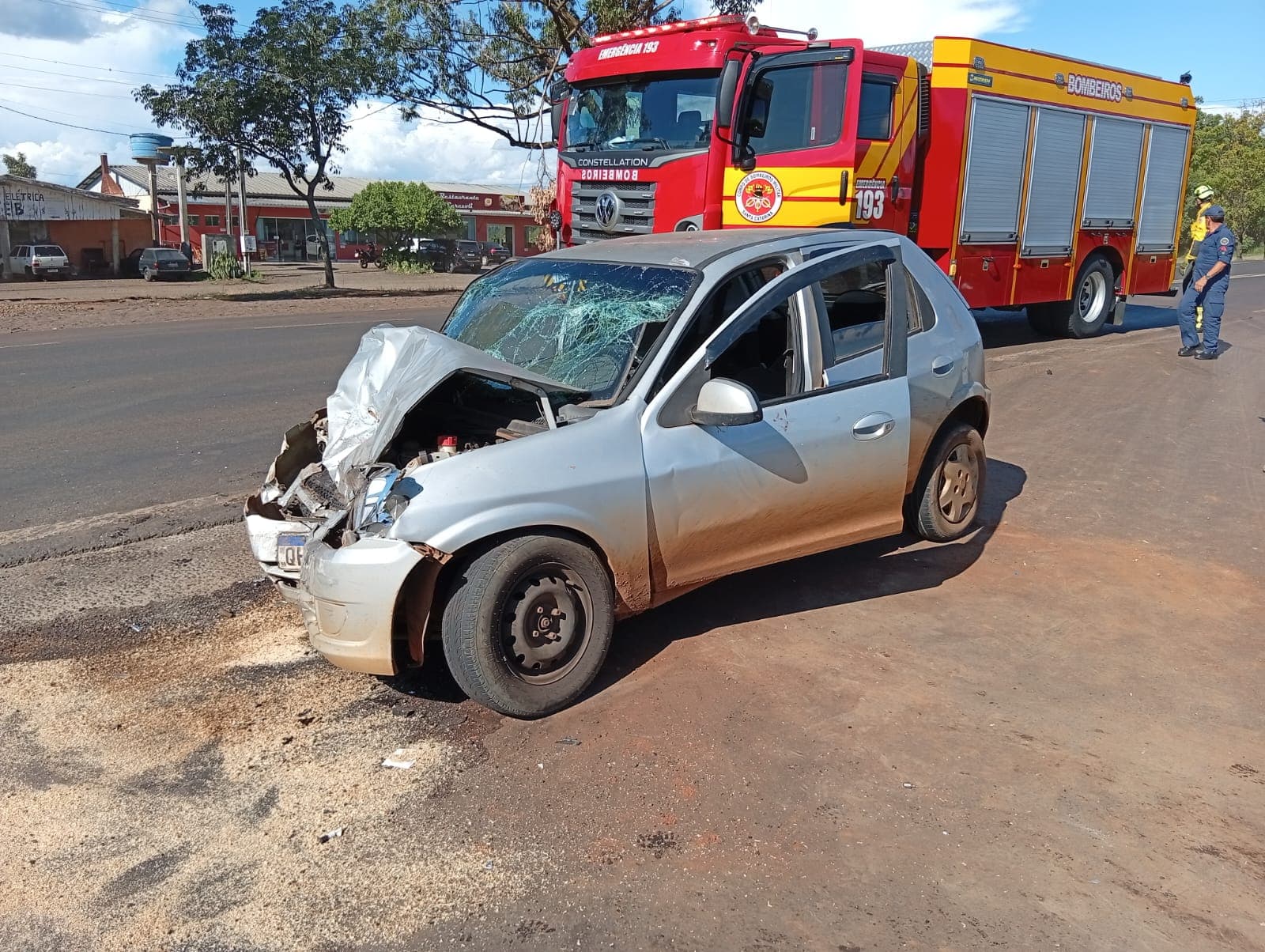 Bombeiros atendem ocorrência de colisão entre carros em Sede Figueira (Foto por Divulgação)