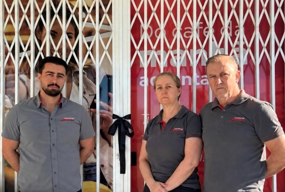 A foto foi feita com uma faixa preta na porta (Foto por Reprodução Facebook)