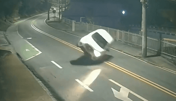 Condutor capota automóvel e segue viagem como se nada tivesse acontecido