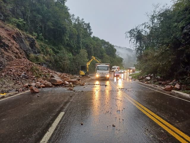 Deslizamento de pedras deixa trânsito em sistema pare e siga na BR-282, em Nova Itaberaba