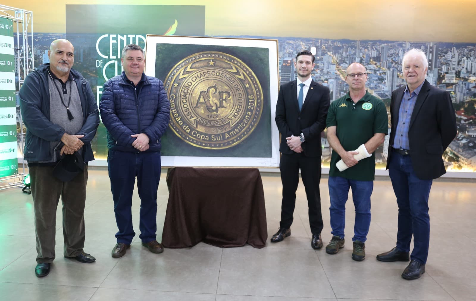 Obra em homenagem às vítimas da tragédia da Chapecoense é entregue em Chapecó