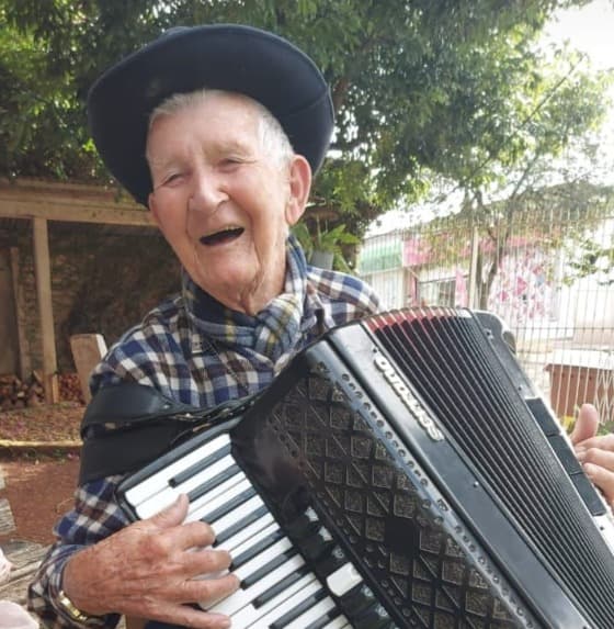 Despedida de “Nono Lala” reuniu familiares, amigos e músicos no cemitério de Nova Erechim (Foto por Divulgação)