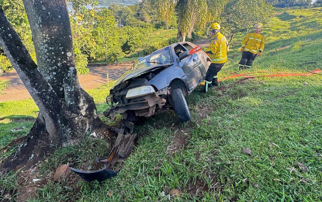 Gol fica a centímetros de despencar em barranco