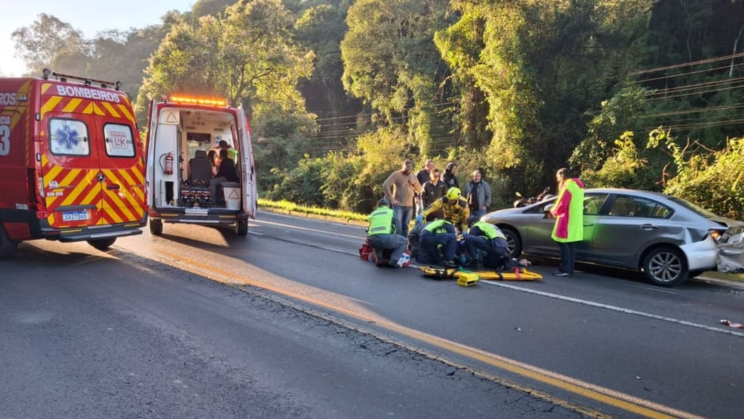 Senhora sai do carro para ver acidente e é atropelada