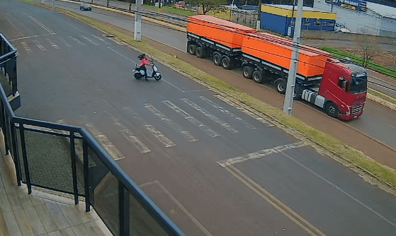Menina sofre susto depois de perder o controle de motinha elétrica