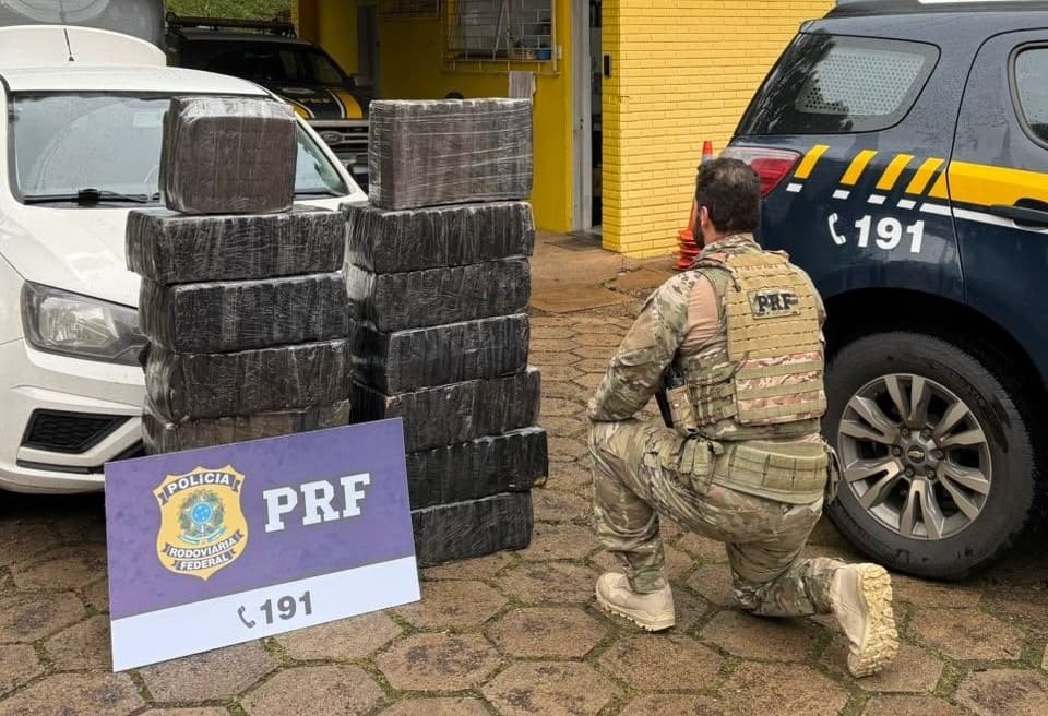 Veículo andando devagar, entrega carga de drogas