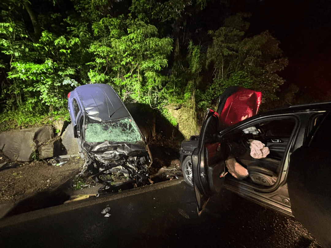 Colisão frontal mata duas pessoas na BR-282, em Nova Erechim