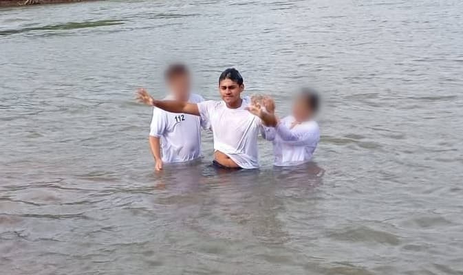 Batizado em rio, jovem morre afogado no mesmo lugar um dia depois