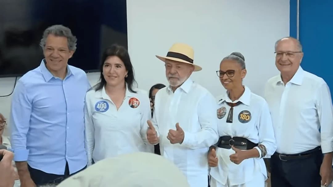 Lula vota em São Bernardo do Campo ao lado de Janja e aliados
