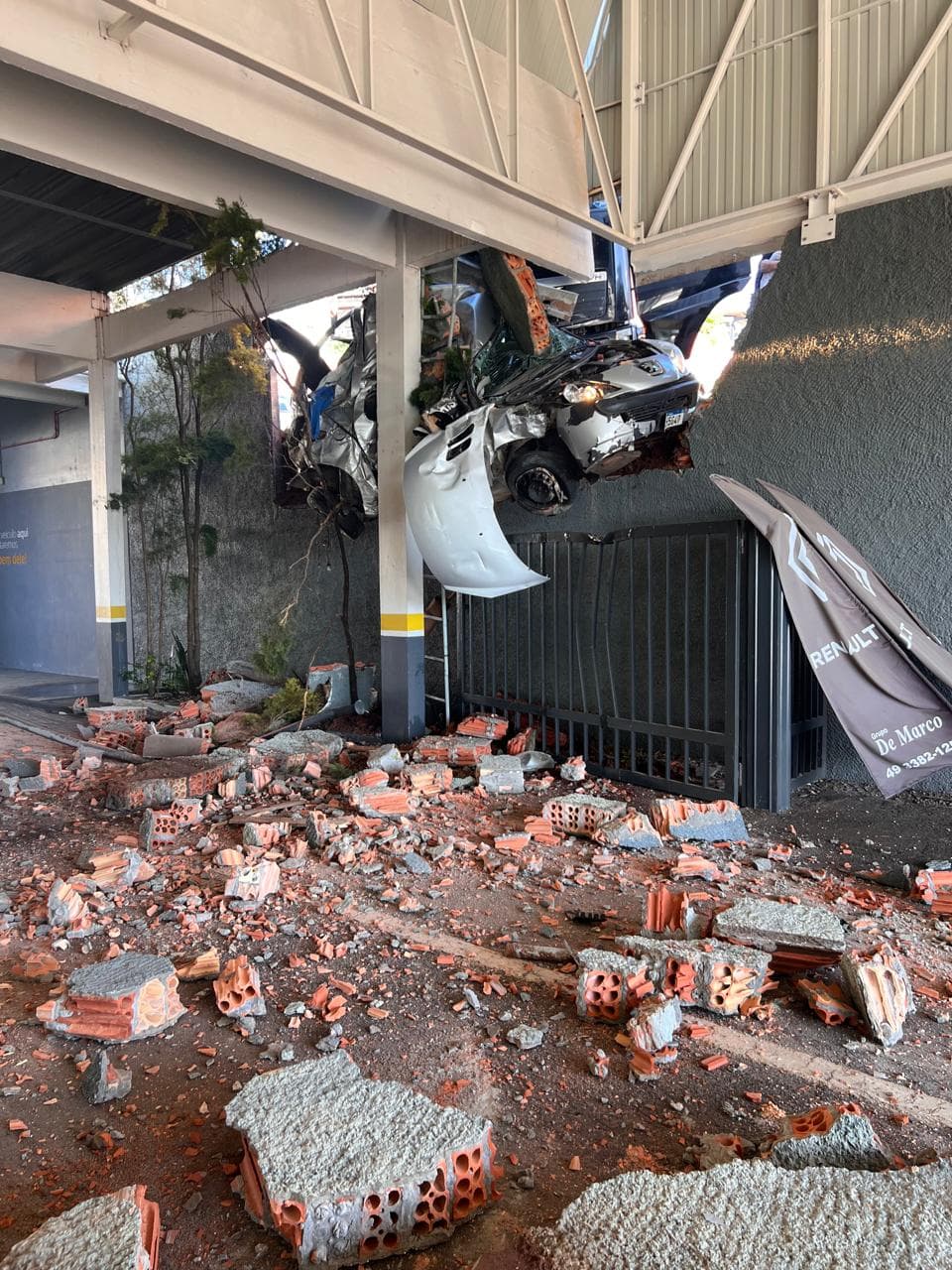Carreta prensa e destrói Peugeot em Chapecó