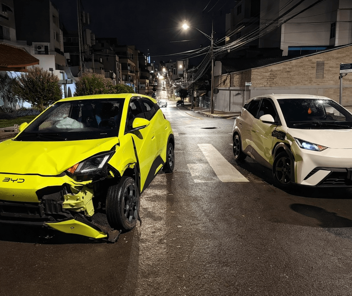 Batida envolveu automóveis da marca BYD (Foto por João Victor Lopes)