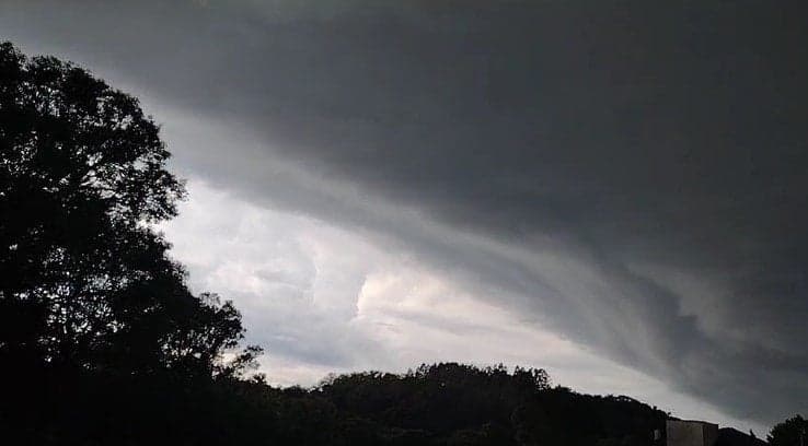 Ciclone extratropical mantém Santa Catarina em alerta, com risco de temporais, alagamentos e ventos que podem atingir 90 km/h até quarta-feira. (por Divulgação)