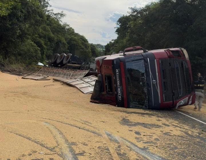 Moto e carreta colidem violentamente em Iraceminha