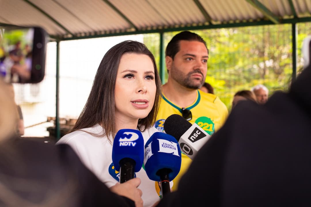 Caroline De Toni defende mudanças no Senado e critica política econômica durante campanha