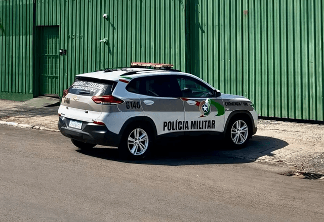 Mulher arremessa faca nas costas do companheiro e quem acaba preso é ele