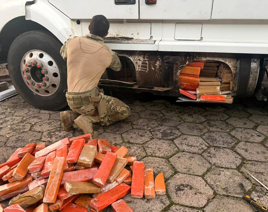 Cão farejador encontra 581 quilos de maconha escondidos em carreta na BR-282, em Xanxerê