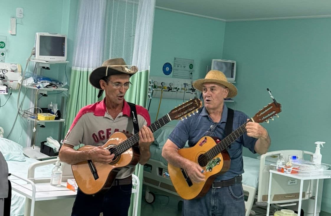 Cantores animaram o local (Foto por Divulgação)