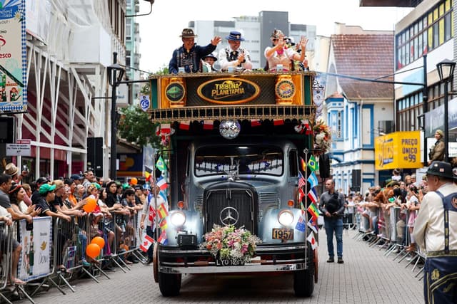 Oktoberfest de Blumenau reúne 5 mil pessoas em desfile com participação do governador