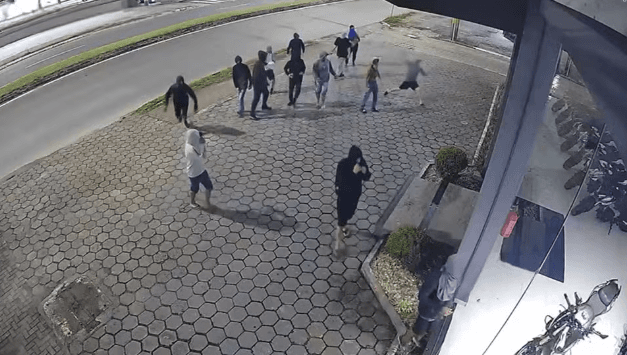 Ladrões invadem loja e fogem pilotando mais de 10 motos caras