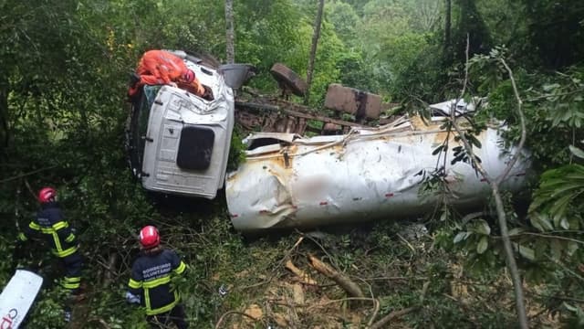 Caminhão cai em ribanceira na região; caminhoneiro ficou preso na cabine