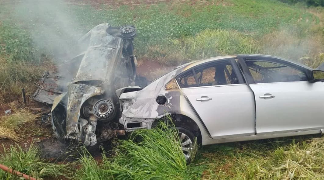Veículos pegaram fogo após impacto violento na rodovia (Foto por Divulgação)
