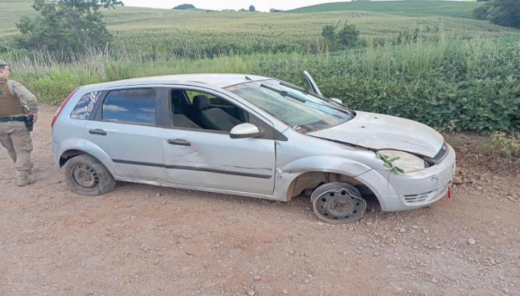 Suspeito furta carro, perde roda, tenta fugir, mas é capturado