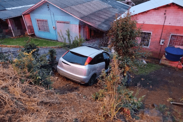 Automóvel invade terreno de casa em Maravilha