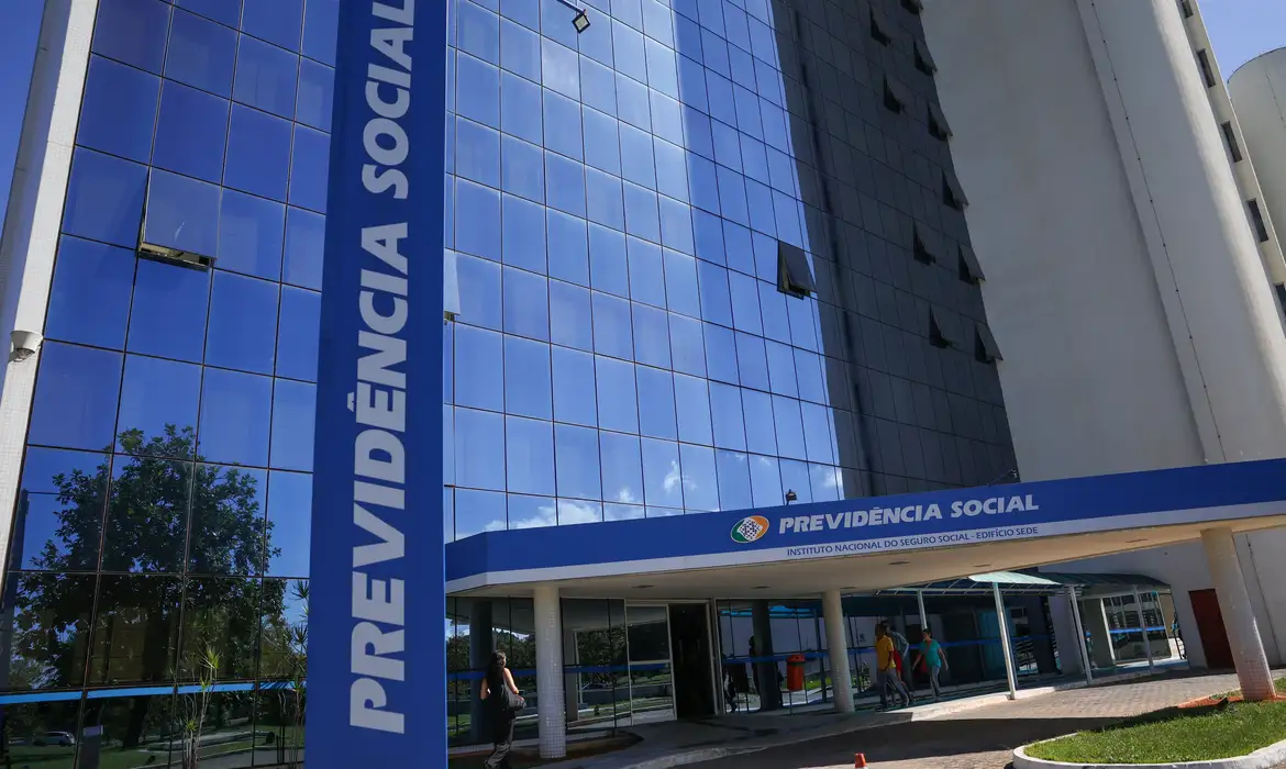 Fila do INSS cai ao menor patamar em quase dois anos, mas ainda reúne 1,8 milhão de pedidos