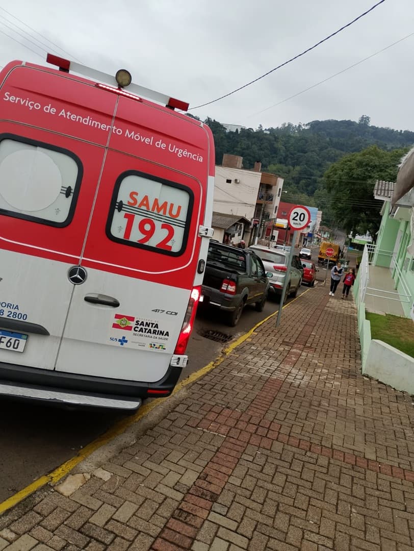 Estacionamento irregular em faixa de emergência dificulta atendimento do SAMU em Nova Itaberaba