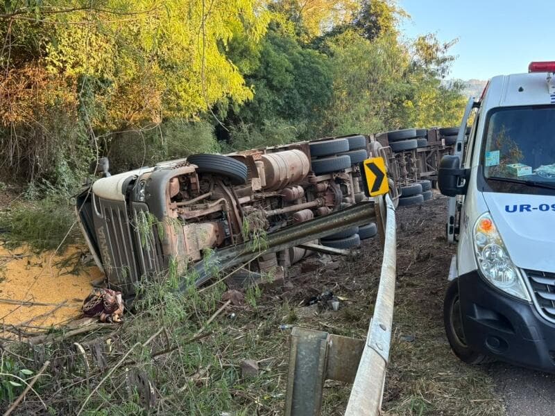 Condutor perde a vida depois de bitrem de Maravilha tombar