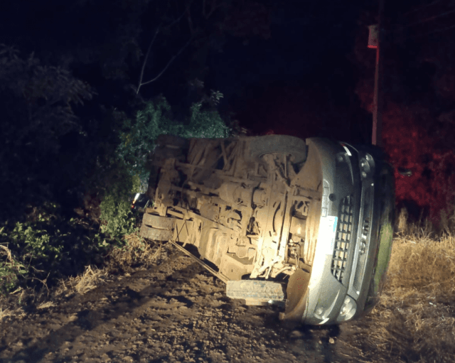 Veículo acidentado no interior de Guaraciaba (Foto por Corpo de Bombeiros)