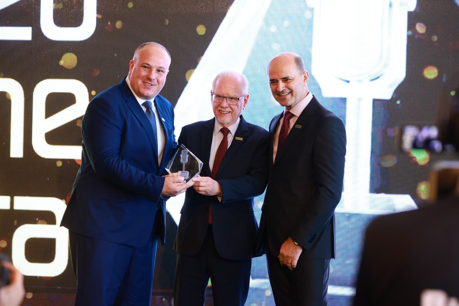 Fábio Bigolin recebeu o 'Microfone de Cristal' do comendador ACAERT, Roberto Amaral e o presidente Mário Neves (Foto por ACAERT)