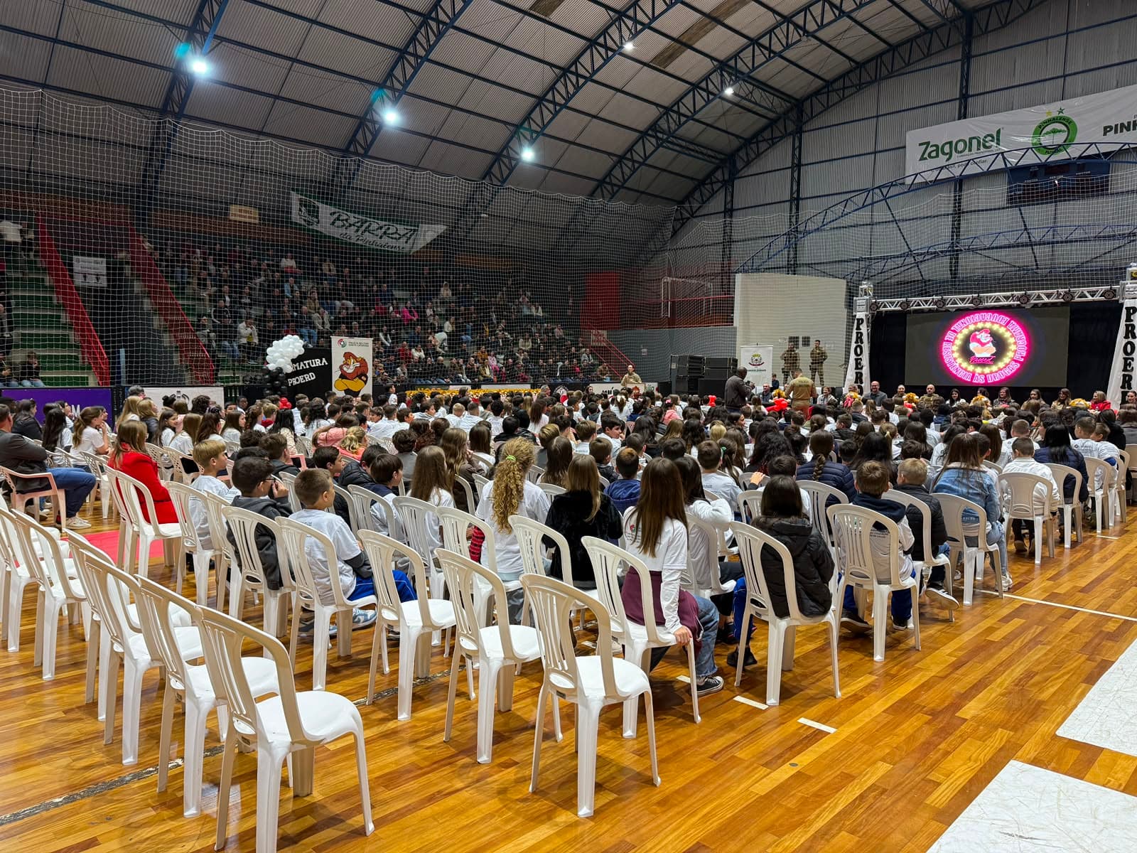 Mais de 320 estudantes participam da formatura do PROERD em Pinhalzinho
