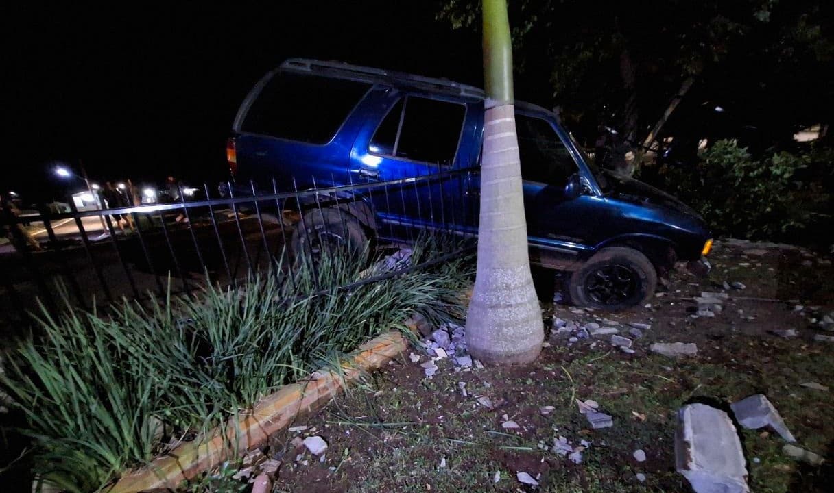 Veículo suspenso em acidente (Foto por PM)